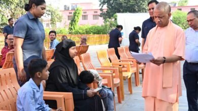 गोरखपुर में मुख्यमंत्री योगी आदित्यनाथ ने गोरखनाथ मंदिर में जनता दर्शन के दौरान करीब 100 लोगों की समस्याएं सुनीं। उन्होंने अधिकारियों को समयबद्ध निस्तारण के निर्देश दिए। आवास और गंभीर बीमारियों के इलाज के लिए आर्थिक सहायता का भरोसा दिया। बच्चों को चॉकलेट देकर पढ़ाई के लिए प्रेरित भी किया। सरकार हर जरूरतमंद के साथ खड़ी है।