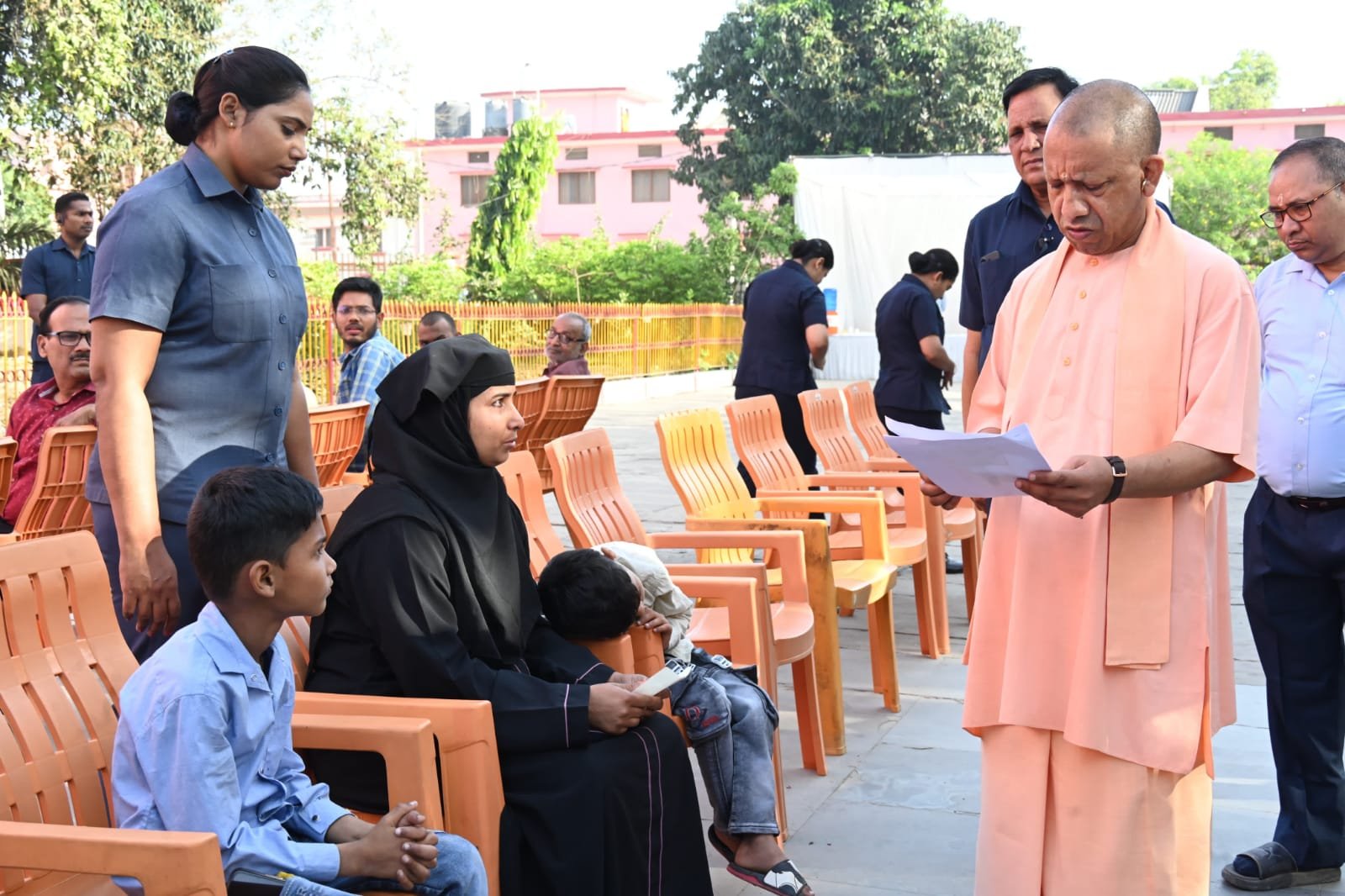गोरखपुर में मुख्यमंत्री योगी आदित्यनाथ ने गोरखनाथ मंदिर में जनता दर्शन के दौरान करीब 100 लोगों की समस्याएं सुनीं। उन्होंने अधिकारियों को समयबद्ध निस्तारण के निर्देश दिए। आवास और गंभीर बीमारियों के इलाज के लिए आर्थिक सहायता का भरोसा दिया। बच्चों को चॉकलेट देकर पढ़ाई के लिए प्रेरित भी किया। सरकार हर जरूरतमंद के साथ खड़ी है।