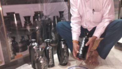 आज़मगढ़ के निज़ामाबाद की ब्लैक पॉटरी अपनी अनूठी कारीगरी और काले रंग के लिए विश्वभर में प्रसिद्ध है। ODOP योजना और कॉमन फैसिलिटी सेंटर की मदद से कारीगरों को प्रशिक्षण, आधुनिक संसाधन और बाजार मिला है। इससे उत्पादन बढ़ा है और उनकी आय में सुधार हुआ है, जिससे यह पारंपरिक कला नई ऊंचाइयों पर पहुंच रही है।