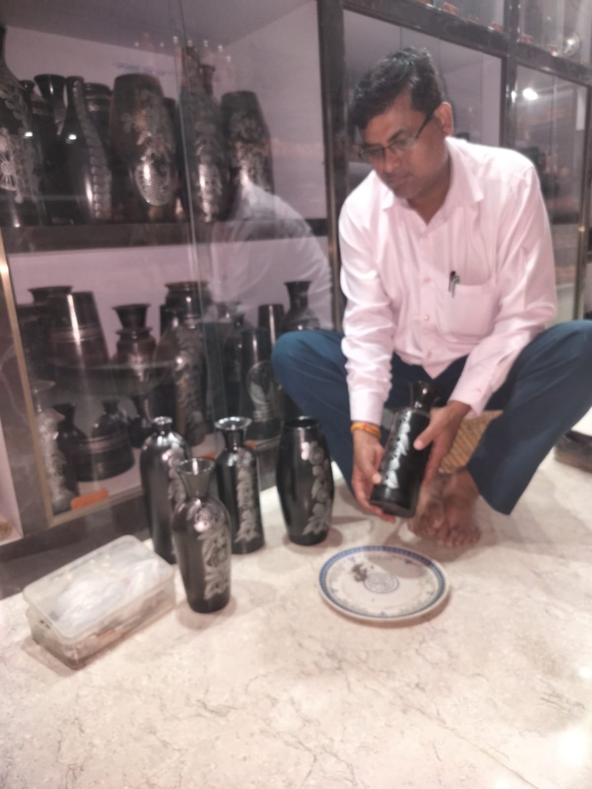 आज़मगढ़ के निज़ामाबाद की ब्लैक पॉटरी अपनी अनूठी कारीगरी और काले रंग के लिए विश्वभर में प्रसिद्ध है। ODOP योजना और कॉमन फैसिलिटी सेंटर की मदद से कारीगरों को प्रशिक्षण, आधुनिक संसाधन और बाजार मिला है। इससे उत्पादन बढ़ा है और उनकी आय में सुधार हुआ है, जिससे यह पारंपरिक कला नई ऊंचाइयों पर पहुंच रही है।