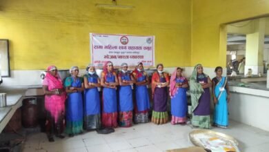 हमीरपुर की कीर्ति सिंह ने स्वयं सहायता समूह से जुड़कर “प्रेरणा कैंटीन” की शुरुआत की, जो आज 1.25 करोड़ रुपये टर्नओवर वाला सफल उद्यम बन चुका है। यह पहल न केवल महिलाओं को रोजगार दे रही है, बल्कि बच्चों को पौष्टिक भोजन भी उपलब्ध करा रही है, जिससे ग्रामीण महिला सशक्तिकरण को नई दिशा मिल रही है।