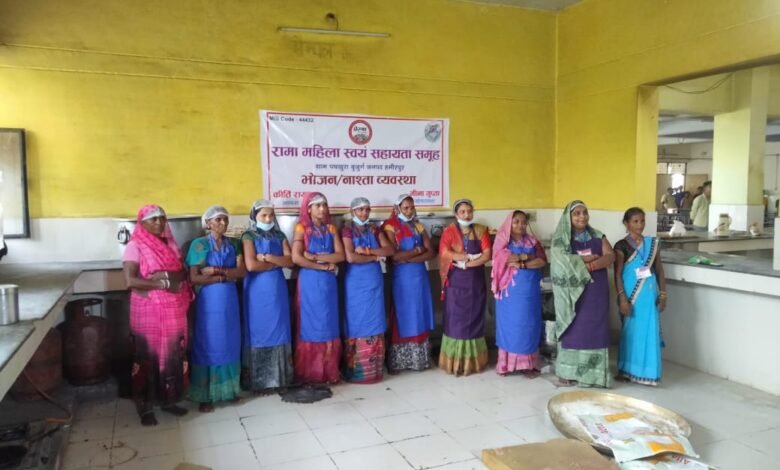 हमीरपुर की कीर्ति सिंह ने स्वयं सहायता समूह से जुड़कर “प्रेरणा कैंटीन” की शुरुआत की, जो आज 1.25 करोड़ रुपये टर्नओवर वाला सफल उद्यम बन चुका है। यह पहल न केवल महिलाओं को रोजगार दे रही है, बल्कि बच्चों को पौष्टिक भोजन भी उपलब्ध करा रही है, जिससे ग्रामीण महिला सशक्तिकरण को नई दिशा मिल रही है।