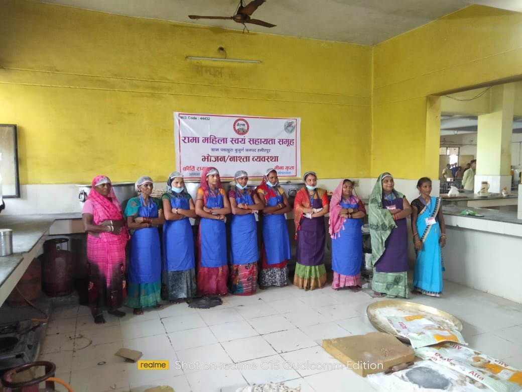 हमीरपुर की कीर्ति सिंह ने स्वयं सहायता समूह से जुड़कर “प्रेरणा कैंटीन” की शुरुआत की, जो आज 1.25 करोड़ रुपये टर्नओवर वाला सफल उद्यम बन चुका है। यह पहल न केवल महिलाओं को रोजगार दे रही है, बल्कि बच्चों को पौष्टिक भोजन भी उपलब्ध करा रही है, जिससे ग्रामीण महिला सशक्तिकरण को नई दिशा मिल रही है।