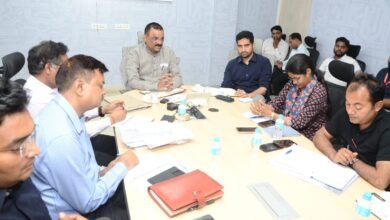 वाराणसी में नगर निगम कार्यों की समीक्षा बैठक में महापौर अशोक कुमार तिवारी ने म्यूटेशन में देरी और अवैध वसूली पर सख्ती दिखाई। 45 दिन में निस्तारण नहीं होने पर कार्रवाई की चेतावनी दी गई। अतिक्रमण हटाने, नाला सफाई, पेयजल व्यवस्था सुधार और राजस्व वसूली के लिए अधिकारियों को समयबद्ध निर्देश दिए गए हैं।