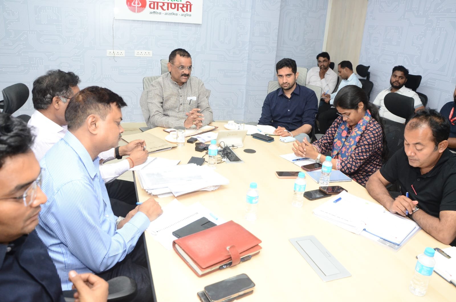 वाराणसी में नगर निगम कार्यों की समीक्षा बैठक में महापौर अशोक कुमार तिवारी ने म्यूटेशन में देरी और अवैध वसूली पर सख्ती दिखाई। 45 दिन में निस्तारण नहीं होने पर कार्रवाई की चेतावनी दी गई। अतिक्रमण हटाने, नाला सफाई, पेयजल व्यवस्था सुधार और राजस्व वसूली के लिए अधिकारियों को समयबद्ध निर्देश दिए गए हैं।