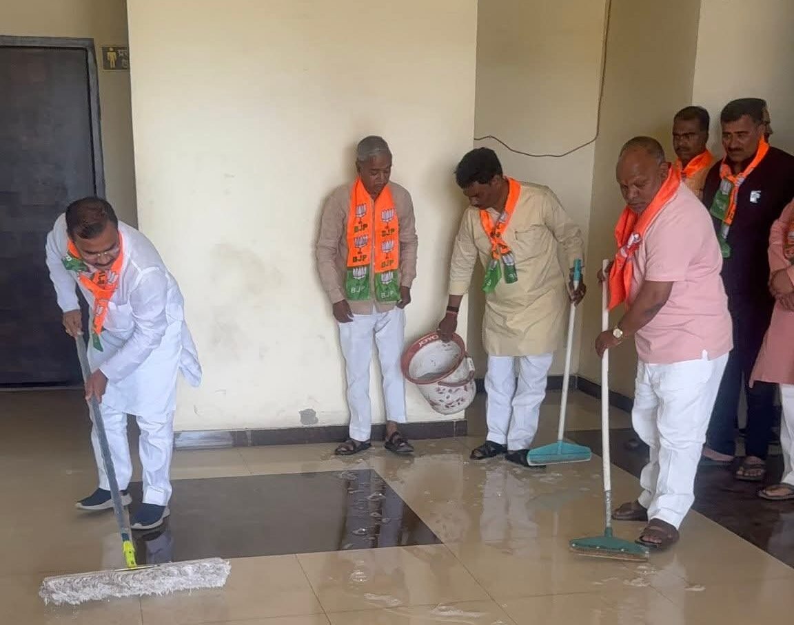 भाजपा के स्थापना दिवस से पूर्व वाराणसी सहित काशी क्षेत्र के 16 जिलों में व्यापक स्वच्छता अभियान चलाया गया। रोहनिया स्थित क्षेत्रीय कार्यालय से इसकी शुरुआत हुई, जहां पदाधिकारियों और कार्यकर्ताओं ने मिलकर सफाई और सजावट की। अभियान का उद्देश्य स्वच्छता को संस्कार बनाना और संगठनात्मक एकता को मजबूत करना रहा।