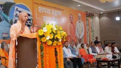 गोरखपुर में मुख्यमंत्री योगी आदित्यनाथ ने प्रेस क्लब के शपथ ग्रहण समारोह में कहा कि प्रिंट, विजुअल, डिजिटल और सोशल मीडिया के बीच समन्वय बेहद जरूरी है, अन्यथा जनता में भ्रम और अविश्वास पैदा होता है। उन्होंने पत्रकारिता को आत्म-नियमन, सत्य और राष्ट्रहित के मूल्यों पर चलने की सलाह दी। सीएम ने कहा कि आलोचना को व्यक्तिगत न मानें और जन-विश्वास बनाए रखना मीडिया की सबसे बड़ी जिम्मेदारी है।