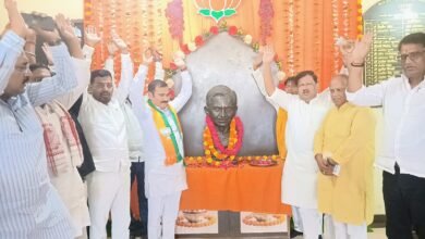 वाराणसी के रोहनिया स्थित भाजपा क्षेत्रीय कार्यालय में स्थापना दिवस धूमधाम से मनाया गया। नेताओं ने पार्टी के इतिहास, राष्ट्रवाद और जनकल्याण की नीतियों पर प्रकाश डाला। कार्यक्रम में सैकड़ों कार्यकर्ता शामिल हुए। वरिष्ठ कार्यकर्ताओं का सम्मान किया गया और विकास योजनाओं व उपलब्धियों को साझा किया गया।