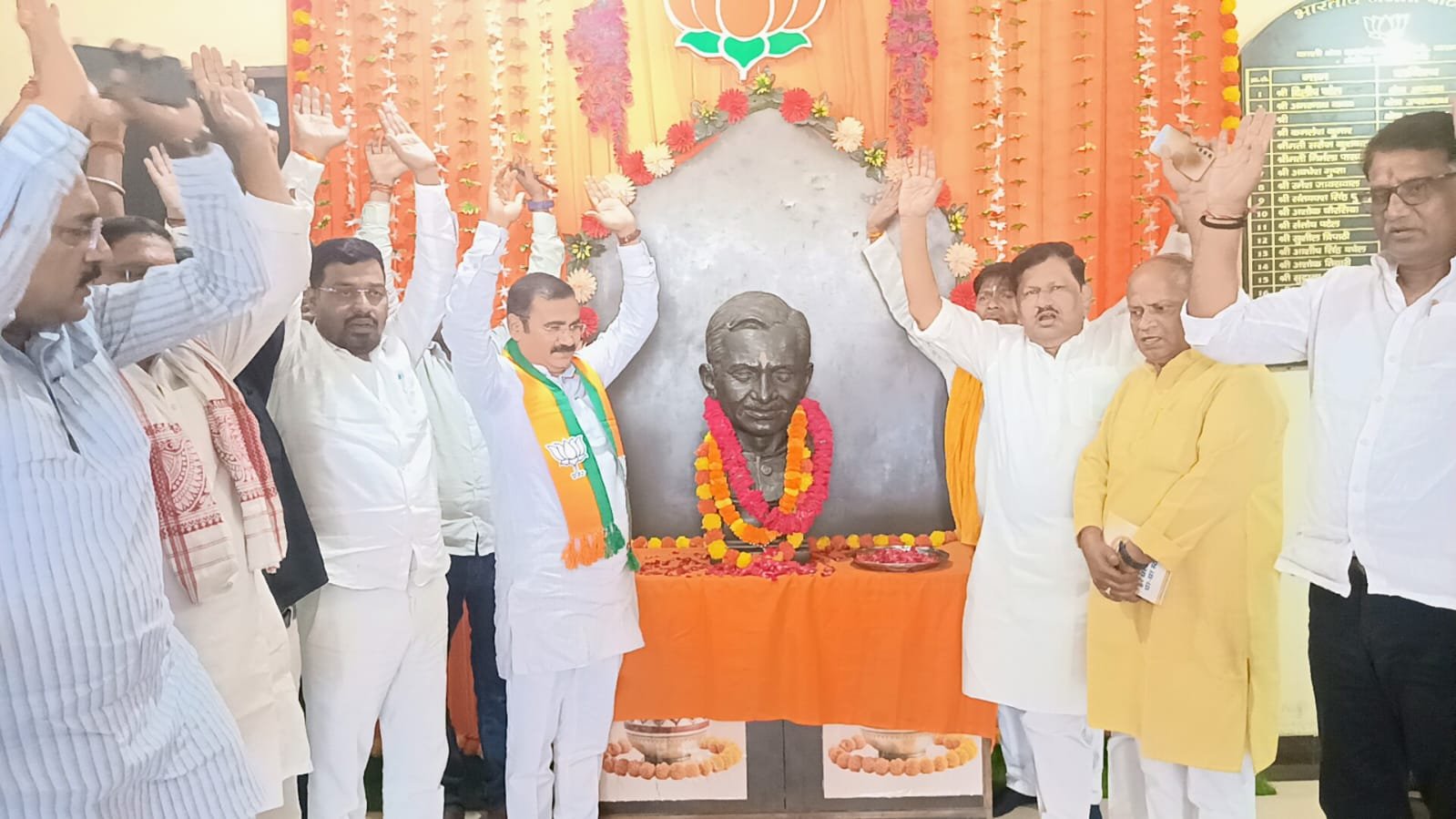 वाराणसी के रोहनिया स्थित भाजपा क्षेत्रीय कार्यालय में स्थापना दिवस धूमधाम से मनाया गया। नेताओं ने पार्टी के इतिहास, राष्ट्रवाद और जनकल्याण की नीतियों पर प्रकाश डाला। कार्यक्रम में सैकड़ों कार्यकर्ता शामिल हुए। वरिष्ठ कार्यकर्ताओं का सम्मान किया गया और विकास योजनाओं व उपलब्धियों को साझा किया गया।