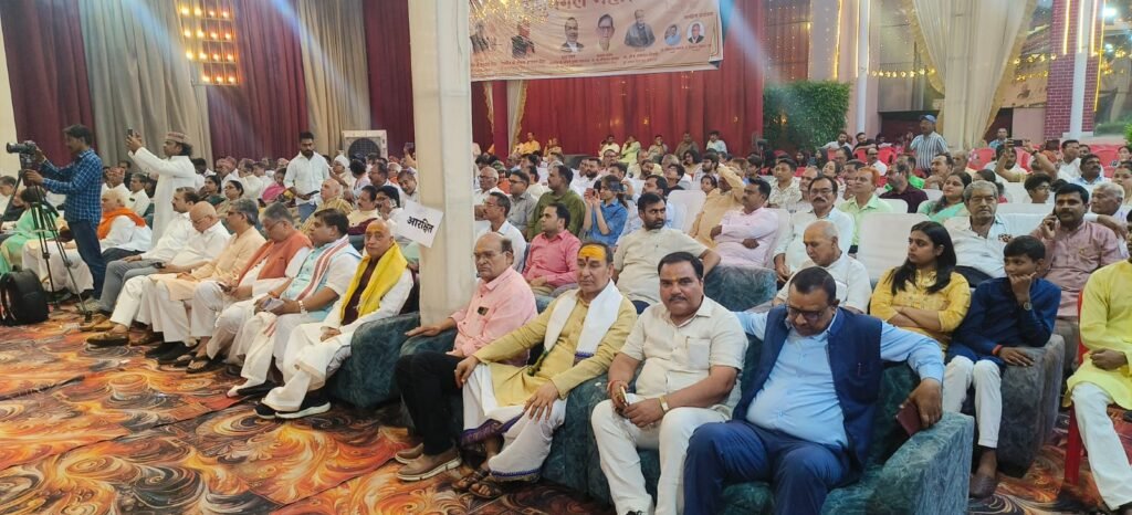 वाराणसी में नव संवत्सर के अवसर पर आयोजित मधु मंगल महोत्सव में वक्ताओं ने केंद्र सरकार की उपलब्धियों, मजबूत विदेश नीति और राष्ट्रीय सुरक्षा पर प्रकाश डाला। कार्यक्रम में सांस्कृतिक प्रस्तुतियों के साथ विभिन्न क्षेत्रों में उत्कृष्ट योगदान देने वाले व्यक्तियों को ‘मनीषी रत्न सम्मान’ से सम्मानित किया गया, जिसमें देशभर से आए लोगों की भागीदारी रही।