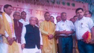 वाराणसी में नव संवत्सर के अवसर पर आयोजित मधु मंगल महोत्सव में वक्ताओं ने केंद्र सरकार की उपलब्धियों, मजबूत विदेश नीति और राष्ट्रीय सुरक्षा पर प्रकाश डाला। कार्यक्रम में सांस्कृतिक प्रस्तुतियों के साथ विभिन्न क्षेत्रों में उत्कृष्ट योगदान देने वाले व्यक्तियों को ‘मनीषी रत्न सम्मान’ से सम्मानित किया गया, जिसमें देशभर से आए लोगों की भागीदारी रही।