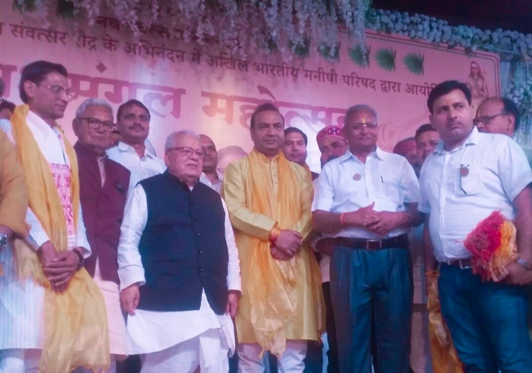 वाराणसी में नव संवत्सर के अवसर पर आयोजित मधु मंगल महोत्सव में वक्ताओं ने केंद्र सरकार की उपलब्धियों, मजबूत विदेश नीति और राष्ट्रीय सुरक्षा पर प्रकाश डाला। कार्यक्रम में सांस्कृतिक प्रस्तुतियों के साथ विभिन्न क्षेत्रों में उत्कृष्ट योगदान देने वाले व्यक्तियों को ‘मनीषी रत्न सम्मान’ से सम्मानित किया गया, जिसमें देशभर से आए लोगों की भागीदारी रही।