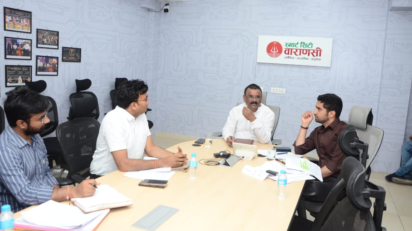 वाराणसी में महापौर अशोक कुमार तिवारी ने गौशालाओं की व्यवस्था और शहर के हरित अभियान की समीक्षा करते हुए सख्त निर्देश दिए। गोवंश की सेहत, साफ-सफाई, चारे और टीकाकरण सुनिश्चित करने पर जोर दिया गया। साथ ही 28 हजार पौधों की जियो-लोकेशन सहित विस्तृत रिपोर्ट एक सप्ताह में मांगी गई, लापरवाही पर कार्रवाई की चेतावनी दी गई।