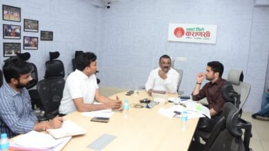 वाराणसी में महापौर अशोक कुमार तिवारी ने गौशालाओं की व्यवस्था और शहर के हरित अभियान की समीक्षा करते हुए सख्त निर्देश दिए। गोवंश की सेहत, साफ-सफाई, चारे और टीकाकरण सुनिश्चित करने पर जोर दिया गया। साथ ही 28 हजार पौधों की जियो-लोकेशन सहित विस्तृत रिपोर्ट एक सप्ताह में मांगी गई, लापरवाही पर कार्रवाई की चेतावनी दी गई।