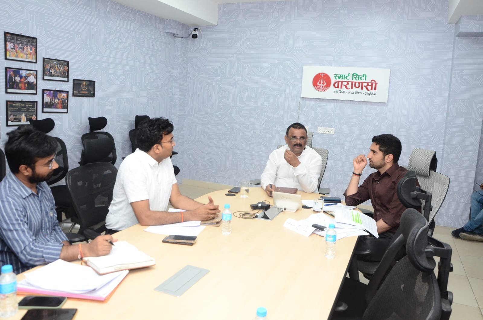 वाराणसी में महापौर अशोक कुमार तिवारी ने गौशालाओं की व्यवस्था और शहर के हरित अभियान की समीक्षा करते हुए सख्त निर्देश दिए। गोवंश की सेहत, साफ-सफाई, चारे और टीकाकरण सुनिश्चित करने पर जोर दिया गया। साथ ही 28 हजार पौधों की जियो-लोकेशन सहित विस्तृत रिपोर्ट एक सप्ताह में मांगी गई, लापरवाही पर कार्रवाई की चेतावनी दी गई।