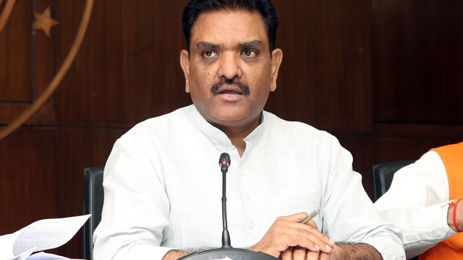 उत्तर प्रदेश सरकार ने ‘डॉ. बीआर आंबेडकर मूर्ति विकास योजना’ को मंजूरी दी है। इसके तहत हर विधानसभा क्षेत्र में 10 स्मारकों का विकास होगा। 403 करोड़ रुपये की इस योजना में महापुरुषों की मूर्तियों का सौंदर्यीकरण, सुरक्षा और आसपास के क्षेत्रों का विकास किया जाएगा, जिससे सांस्कृतिक संरक्षण के साथ रोजगार के अवसर भी बढ़ेंगे।