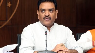 उत्तर प्रदेश सरकार ने ‘डॉ. बीआर आंबेडकर मूर्ति विकास योजना’ को मंजूरी दी है। इसके तहत हर विधानसभा क्षेत्र में 10 स्मारकों का विकास होगा। 403 करोड़ रुपये की इस योजना में महापुरुषों की मूर्तियों का सौंदर्यीकरण, सुरक्षा और आसपास के क्षेत्रों का विकास किया जाएगा, जिससे सांस्कृतिक संरक्षण के साथ रोजगार के अवसर भी बढ़ेंगे।