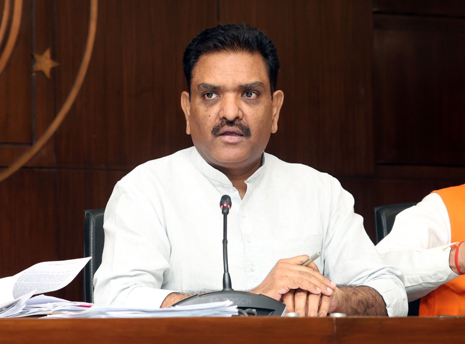 उत्तर प्रदेश सरकार ने ‘डॉ. बीआर आंबेडकर मूर्ति विकास योजना’ को मंजूरी दी है। इसके तहत हर विधानसभा क्षेत्र में 10 स्मारकों का विकास होगा। 403 करोड़ रुपये की इस योजना में महापुरुषों की मूर्तियों का सौंदर्यीकरण, सुरक्षा और आसपास के क्षेत्रों का विकास किया जाएगा, जिससे सांस्कृतिक संरक्षण के साथ रोजगार के अवसर भी बढ़ेंगे।