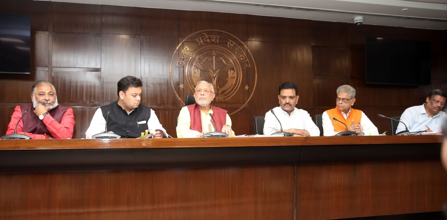 लखनऊ में मुख्यमंत्री योगी आदित्यनाथ की अध्यक्षता में हुई कैबिनेट बैठक में शिक्षामित्रों और अंशकालिक अनुदेशकों के मानदेय में बड़ी बढ़ोतरी को मंजूरी दी गई। शिक्षामित्रों का मानदेय ₹10,000 से बढ़ाकर ₹18,000 और अनुदेशकों का ₹9,000 से बढ़ाकर ₹17,000 कर दिया गया है। यह वृद्धि 1 अप्रैल 2026 से लागू होगी। साथ ही ग्रेटर नोएडा में 26.1 एकड़ में ‘मेट्रो विश्वविद्यालय’ की स्थापना को स्वीकृति दी गई, जिससे युवाओं को आधुनिक व रोजगारपरक शिक्षा के नए अवसर मिलेंगे।