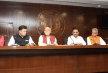 लखनऊ में मुख्यमंत्री योगी आदित्यनाथ की अध्यक्षता में हुई कैबिनेट बैठक में शिक्षामित्रों और अंशकालिक अनुदेशकों के मानदेय में बड़ी बढ़ोतरी को मंजूरी दी गई। शिक्षामित्रों का मानदेय ₹10,000 से बढ़ाकर ₹18,000 और अनुदेशकों का ₹9,000 से बढ़ाकर ₹17,000 कर दिया गया है। यह वृद्धि 1 अप्रैल 2026 से लागू होगी। साथ ही ग्रेटर नोएडा में 26.1 एकड़ में ‘मेट्रो विश्वविद्यालय’ की स्थापना को स्वीकृति दी गई, जिससे युवाओं को आधुनिक व रोजगारपरक शिक्षा के नए अवसर मिलेंगे।