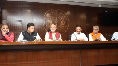 लखनऊ में मुख्यमंत्री योगी आदित्यनाथ की अध्यक्षता में हुई कैबिनेट बैठक में शिक्षामित्रों और अंशकालिक अनुदेशकों के मानदेय में बड़ी बढ़ोतरी को मंजूरी दी गई। शिक्षामित्रों का मानदेय ₹10,000 से बढ़ाकर ₹18,000 और अनुदेशकों का ₹9,000 से बढ़ाकर ₹17,000 कर दिया गया है। यह वृद्धि 1 अप्रैल 2026 से लागू होगी। साथ ही ग्रेटर नोएडा में 26.1 एकड़ में ‘मेट्रो विश्वविद्यालय’ की स्थापना को स्वीकृति दी गई, जिससे युवाओं को आधुनिक व रोजगारपरक शिक्षा के नए अवसर मिलेंगे।