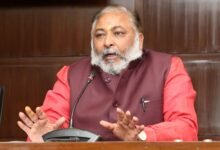 मुख्यमंत्री योगी आदित्यनाथ की अध्यक्षता में कैबिनेट ने PPP मॉडल पर 49 बस स्टेशनों के आधुनिकीकरण को मंजूरी दी है। ₹4000 करोड़ से अधिक निवेश से बस अड्डों को एयरपोर्ट जैसी सुविधाओं से लैस किया जाएगा। यात्रियों को मॉल, सिनेमा, बेहतर प्रतीक्षालय और स्वच्छ सुविधाएं मिलेंगी, जिससे परिवहन व्यवस्था और शहरी विकास को नई गति मिलेगी।