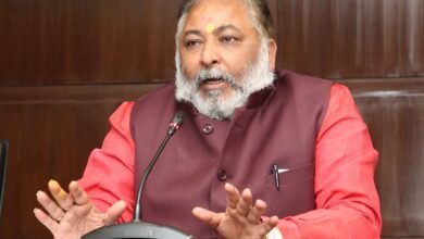 मुख्यमंत्री योगी आदित्यनाथ की अध्यक्षता में कैबिनेट ने PPP मॉडल पर 49 बस स्टेशनों के आधुनिकीकरण को मंजूरी दी है। ₹4000 करोड़ से अधिक निवेश से बस अड्डों को एयरपोर्ट जैसी सुविधाओं से लैस किया जाएगा। यात्रियों को मॉल, सिनेमा, बेहतर प्रतीक्षालय और स्वच्छ सुविधाएं मिलेंगी, जिससे परिवहन व्यवस्था और शहरी विकास को नई गति मिलेगी।