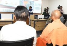 गोरखपुर नगर निगम ने सीएम योगी के विजन को साकार करते हुए देश का पहला एआई आधारित अर्बन फ्लड मैनेजमेंट सिस्टम विकसित किया है। इस तकनीक से जलभराव में 65 प्रतिशत से अधिक सुधार हुआ है। सेंसर, डेटा एनालिटिक्स और ऑटोमैटिक पंपिंग से रियल-टाइम समाधान संभव हुआ है। पीएमओ और नीति आयोग ने भी इस मॉडल की सराहना की है।