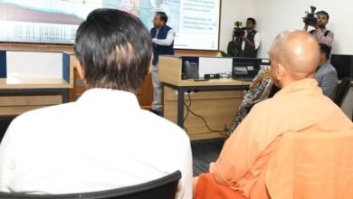 गोरखपुर नगर निगम ने सीएम योगी के विजन को साकार करते हुए देश का पहला एआई आधारित अर्बन फ्लड मैनेजमेंट सिस्टम विकसित किया है। इस तकनीक से जलभराव में 65 प्रतिशत से अधिक सुधार हुआ है। सेंसर, डेटा एनालिटिक्स और ऑटोमैटिक पंपिंग से रियल-टाइम समाधान संभव हुआ है। पीएमओ और नीति आयोग ने भी इस मॉडल की सराहना की है।