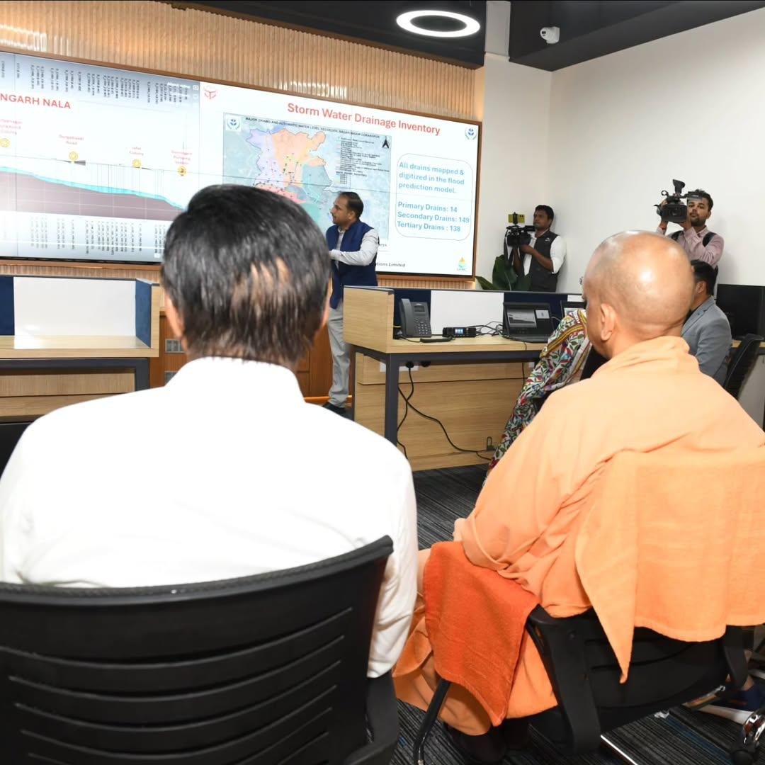 गोरखपुर नगर निगम ने सीएम योगी के विजन को साकार करते हुए देश का पहला एआई आधारित अर्बन फ्लड मैनेजमेंट सिस्टम विकसित किया है। इस तकनीक से जलभराव में 65 प्रतिशत से अधिक सुधार हुआ है। सेंसर, डेटा एनालिटिक्स और ऑटोमैटिक पंपिंग से रियल-टाइम समाधान संभव हुआ है। पीएमओ और नीति आयोग ने भी इस मॉडल की सराहना की है।