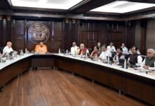 लखनऊ में मुख्यमंत्री योगी आदित्यनाथ की अध्यक्षता में हुई कैबिनेट बैठक में 22 प्रस्तावों को मंजूरी दी गई। औद्योगिक इकाइयों को सब्सिडी व LoC, ग्रीन एनर्जी निवेश को बढ़ावा, युवाओं के लिए 25 लाख टैबलेट योजना और विभाजन से विस्थापित परिवारों को भूमिधर अधिकार देने जैसे अहम फैसले लिए गए, जिससे रोजगार, निवेश और सामाजिक सशक्तीकरण को मजबूती मिलेगी।