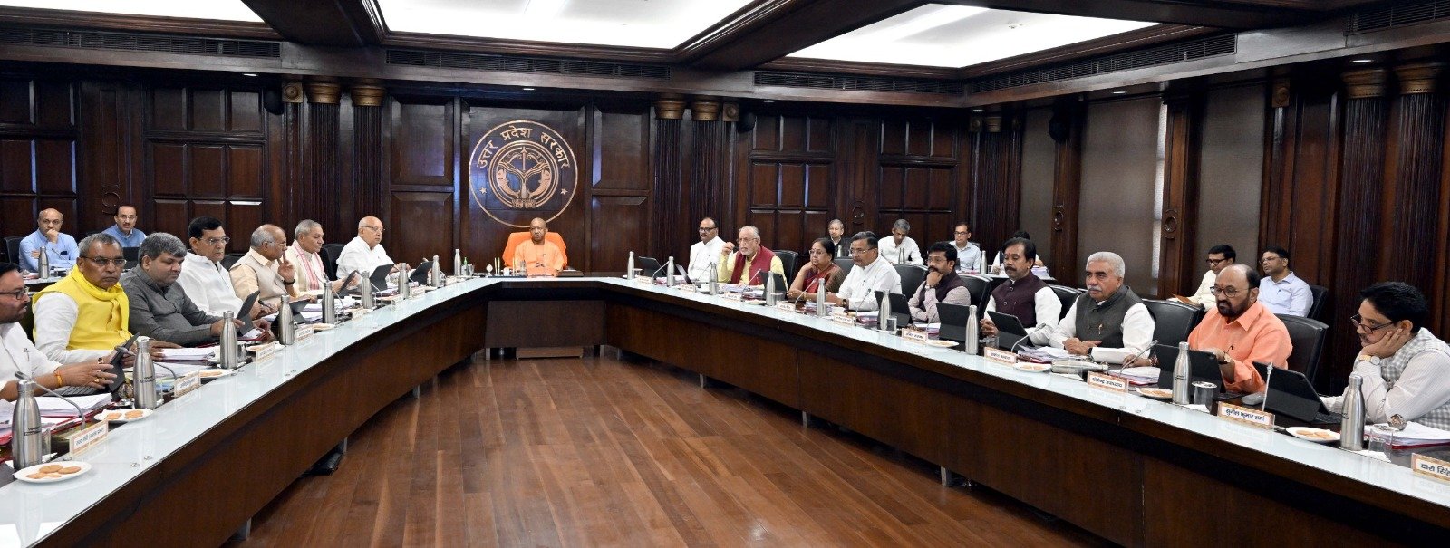 लखनऊ में मुख्यमंत्री योगी आदित्यनाथ की अध्यक्षता में हुई कैबिनेट बैठक में 22 प्रस्तावों को मंजूरी दी गई। औद्योगिक इकाइयों को सब्सिडी व LoC, ग्रीन एनर्जी निवेश को बढ़ावा, युवाओं के लिए 25 लाख टैबलेट योजना और विभाजन से विस्थापित परिवारों को भूमिधर अधिकार देने जैसे अहम फैसले लिए गए, जिससे रोजगार, निवेश और सामाजिक सशक्तीकरण को मजबूती मिलेगी।