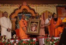 वृंदावन में मलूकदास जी महाराज की 452वीं जयंती पर आयोजित कार्यक्रम में मुख्यमंत्री योगी आदित्यनाथ ने सनातन समाज से एकजुट होने का आह्वान किया। उन्होंने अयोध्या और काशी के विकास का उल्लेख करते हुए कहा कि संतों की एकता से ही 500 वर्षों का कलंक मिटा और राम मंदिर निर्माण संभव हुआ। सीएम ने कहा कि राष्ट्रहित और सनातन धर्म सर्वोपरि है। ब्रज क्षेत्र के विकास, विरासत संरक्षण और आध्यात्मिक चेतना को आगे बढ़ाने के लिए सरकार प्रतिबद्ध है।