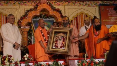 वृंदावन में मलूकदास जी महाराज की 452वीं जयंती पर आयोजित कार्यक्रम में मुख्यमंत्री योगी आदित्यनाथ ने सनातन समाज से एकजुट होने का आह्वान किया। उन्होंने अयोध्या और काशी के विकास का उल्लेख करते हुए कहा कि संतों की एकता से ही 500 वर्षों का कलंक मिटा और राम मंदिर निर्माण संभव हुआ। सीएम ने कहा कि राष्ट्रहित और सनातन धर्म सर्वोपरि है। ब्रज क्षेत्र के विकास, विरासत संरक्षण और आध्यात्मिक चेतना को आगे बढ़ाने के लिए सरकार प्रतिबद्ध है।