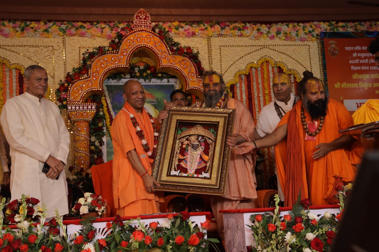 वृंदावन में मलूकदास जी महाराज की 452वीं जयंती पर आयोजित कार्यक्रम में मुख्यमंत्री योगी आदित्यनाथ ने सनातन समाज से एकजुट होने का आह्वान किया। उन्होंने अयोध्या और काशी के विकास का उल्लेख करते हुए कहा कि संतों की एकता से ही 500 वर्षों का कलंक मिटा और राम मंदिर निर्माण संभव हुआ। सीएम ने कहा कि राष्ट्रहित और सनातन धर्म सर्वोपरि है। ब्रज क्षेत्र के विकास, विरासत संरक्षण और आध्यात्मिक चेतना को आगे बढ़ाने के लिए सरकार प्रतिबद्ध है।