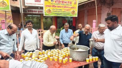 वाराणसी में संकल्प संस्था ने स्व. रानी देवी जैन की पुण्यतिथि पर शरबत वितरण कार्यक्रम आयोजित किया। चौक स्थित कन्हैयालाल गुलालचंद सर्राफ के सामने सैकड़ों राहगीरों को ठंडा शरबत पिलाया गया। भीषण गर्मी में इस सेवा कार्य ने लोगों को राहत दी और समाज में सेवा व मानवता का संदेश मजबूत किया, जिससे सभी वर्ग के लोग प्रेरित हुए।