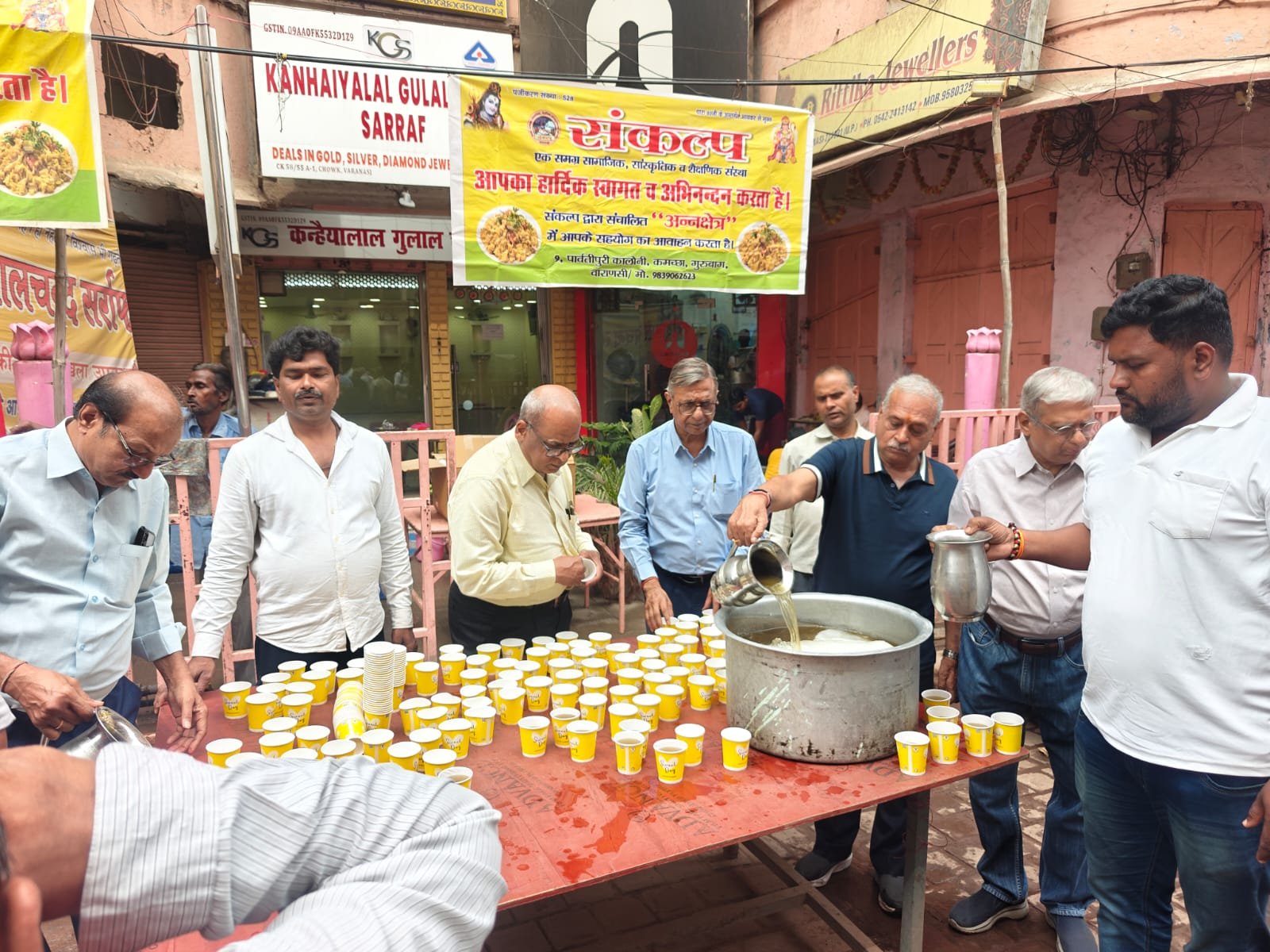 वाराणसी में संकल्प संस्था ने स्व. रानी देवी जैन की पुण्यतिथि पर शरबत वितरण कार्यक्रम आयोजित किया। चौक स्थित कन्हैयालाल गुलालचंद सर्राफ के सामने सैकड़ों राहगीरों को ठंडा शरबत पिलाया गया। भीषण गर्मी में इस सेवा कार्य ने लोगों को राहत दी और समाज में सेवा व मानवता का संदेश मजबूत किया, जिससे सभी वर्ग के लोग प्रेरित हुए।
