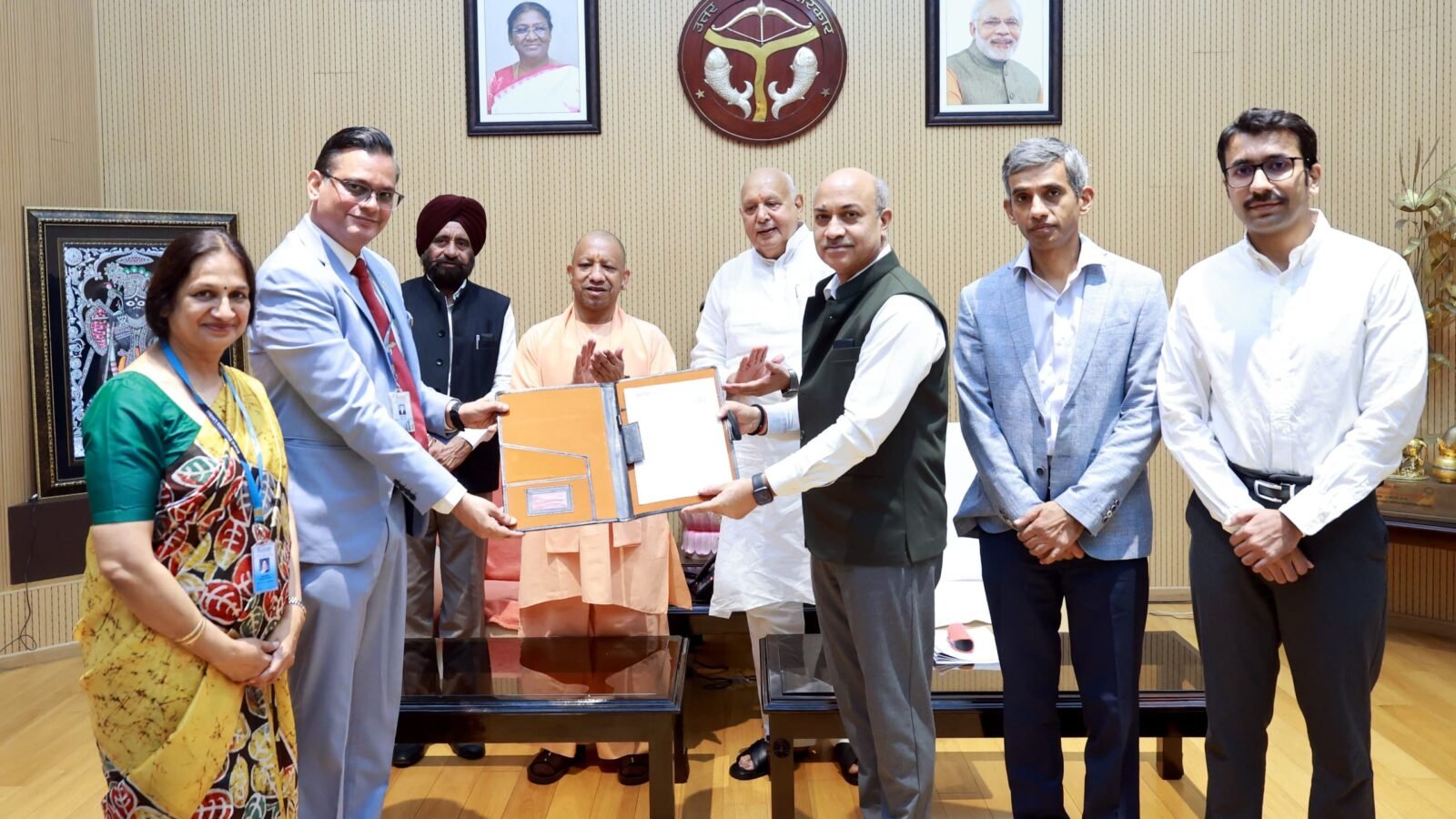 उत्तर प्रदेश के चित्रकूट डिफेंस इंडस्ट्रियल कॉरिडोर में भारत इलेक्ट्रॉनिक्स लिमिटेड को 75 हेक्टेयर भूमि आवंटित की गई है। मुख्यमंत्री योगी आदित्यनाथ ने इस पहल को प्रदेश के रक्षा विनिर्माण क्षेत्र में मील का पत्थर बताया। करीब ₹562.5 करोड़ के निवेश से अत्याधुनिक राडार और वायु रक्षा प्रणाली निर्माण इकाई स्थापित होगी। इससे 300 से अधिक प्रत्यक्ष रोजगार सृजित होंगे और बुंदेलखंड में औद्योगिक विकास को नई गति मिलेगी, साथ ही आत्मनिर्भर भारत को भी मजबूती मिलेगी।