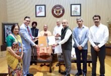 उत्तर प्रदेश के चित्रकूट डिफेंस इंडस्ट्रियल कॉरिडोर में भारत इलेक्ट्रॉनिक्स लिमिटेड को 75 हेक्टेयर भूमि आवंटित की गई है। मुख्यमंत्री योगी आदित्यनाथ ने इस पहल को प्रदेश के रक्षा विनिर्माण क्षेत्र में मील का पत्थर बताया। करीब ₹562.5 करोड़ के निवेश से अत्याधुनिक राडार और वायु रक्षा प्रणाली निर्माण इकाई स्थापित होगी। इससे 300 से अधिक प्रत्यक्ष रोजगार सृजित होंगे और बुंदेलखंड में औद्योगिक विकास को नई गति मिलेगी, साथ ही आत्मनिर्भर भारत को भी मजबूती मिलेगी।