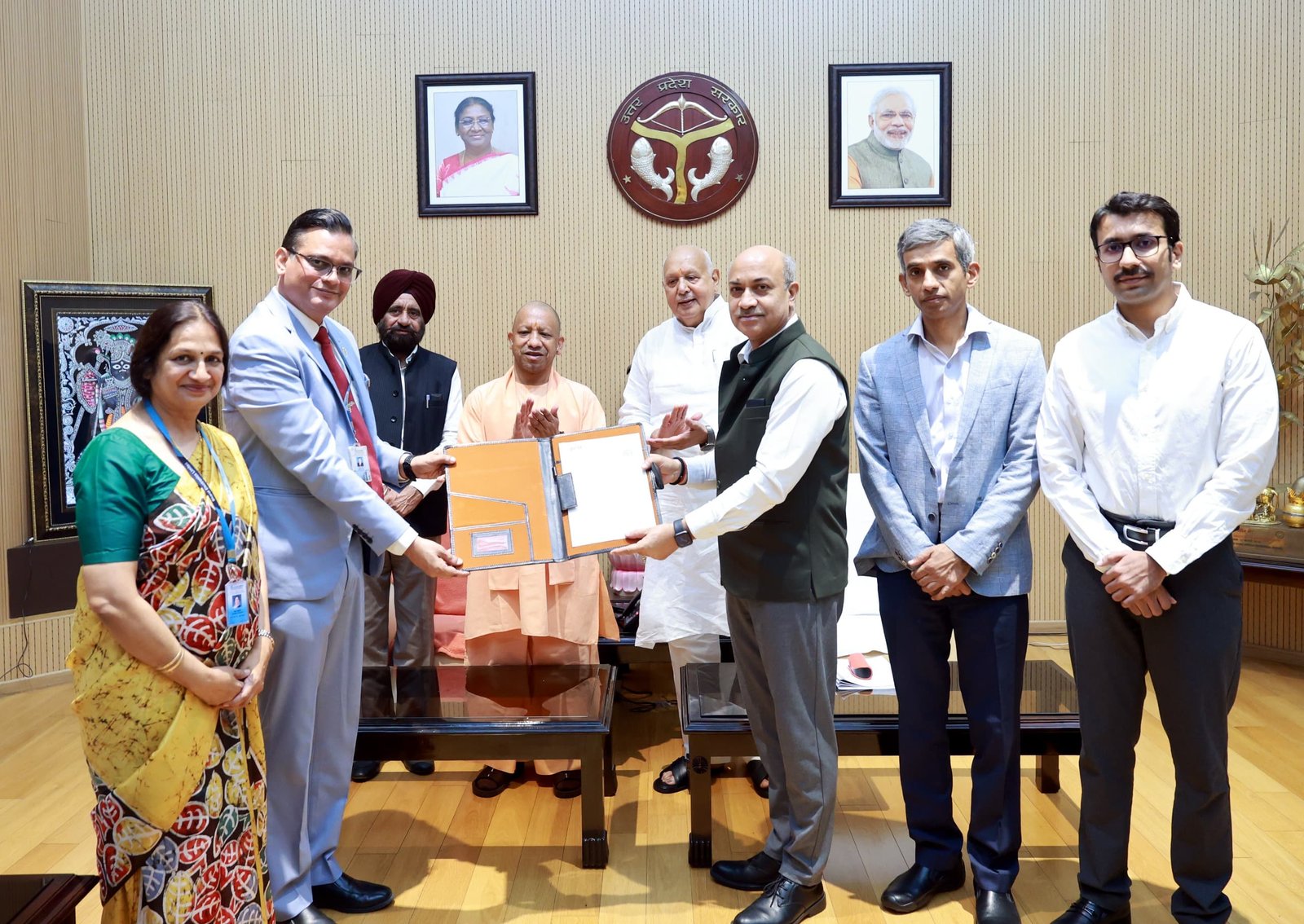 उत्तर प्रदेश के चित्रकूट डिफेंस इंडस्ट्रियल कॉरिडोर में भारत इलेक्ट्रॉनिक्स लिमिटेड को 75 हेक्टेयर भूमि आवंटित की गई है। मुख्यमंत्री योगी आदित्यनाथ ने इस पहल को प्रदेश के रक्षा विनिर्माण क्षेत्र में मील का पत्थर बताया। करीब ₹562.5 करोड़ के निवेश से अत्याधुनिक राडार और वायु रक्षा प्रणाली निर्माण इकाई स्थापित होगी। इससे 300 से अधिक प्रत्यक्ष रोजगार सृजित होंगे और बुंदेलखंड में औद्योगिक विकास को नई गति मिलेगी, साथ ही आत्मनिर्भर भारत को भी मजबूती मिलेगी।