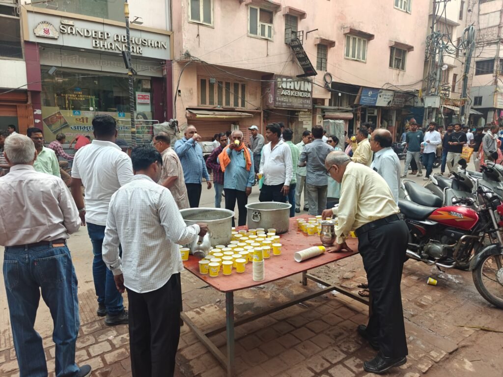 स्व. रानी देवी जैन की पुण्यतिथि पर वाराणसी में सैकड़ों लोगों को पिलाया गया शीतल शरबत