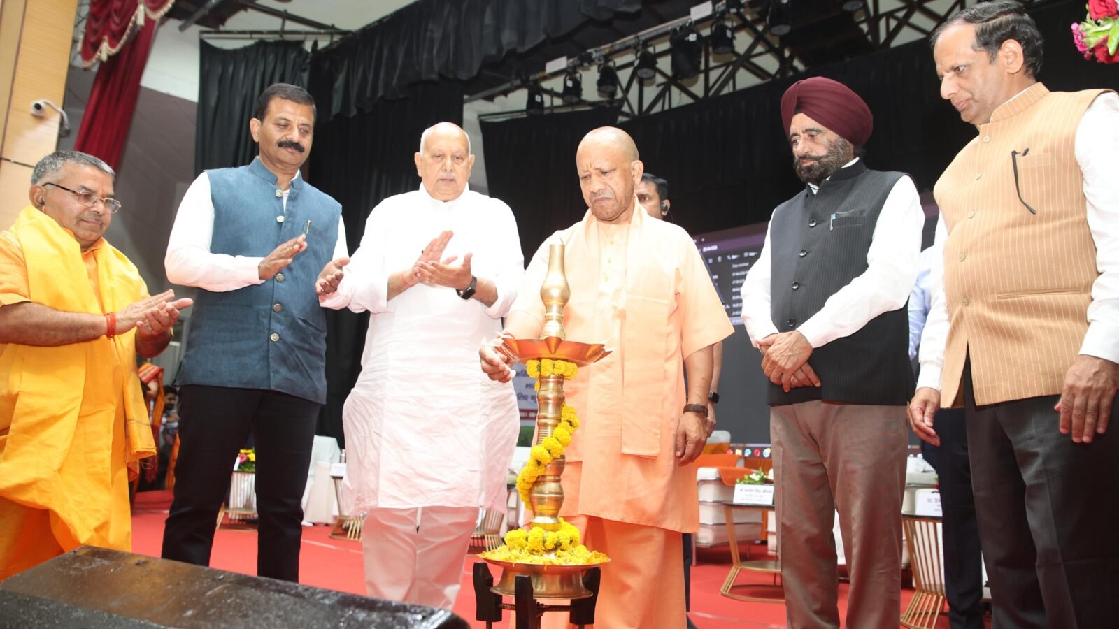 लखनऊ में आयोजित छठे उत्तर प्रदेश कृषि विज्ञान कांग्रेस में मुख्यमंत्री योगी आदित्यनाथ ने ‘कृषि वैज्ञानिक सम्मान योजना 2025-26’ के अंतर्गत 15 वैज्ञानिकों को सम्मानित किया। साथ ही 30 अन्य उत्कृष्ट वैज्ञानिकों को भी पुरस्कार मिला। कार्यक्रम में कृषि नवाचार, आधुनिक तकनीक और शोध पर चर्चा हुई तथा कई पुस्तिकाओं का विमोचन किया गया।