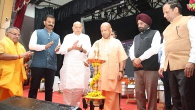 लखनऊ में आयोजित छठे उत्तर प्रदेश कृषि विज्ञान कांग्रेस में मुख्यमंत्री योगी आदित्यनाथ ने ‘कृषि वैज्ञानिक सम्मान योजना 2025-26’ के अंतर्गत 15 वैज्ञानिकों को सम्मानित किया। साथ ही 30 अन्य उत्कृष्ट वैज्ञानिकों को भी पुरस्कार मिला। कार्यक्रम में कृषि नवाचार, आधुनिक तकनीक और शोध पर चर्चा हुई तथा कई पुस्तिकाओं का विमोचन किया गया।