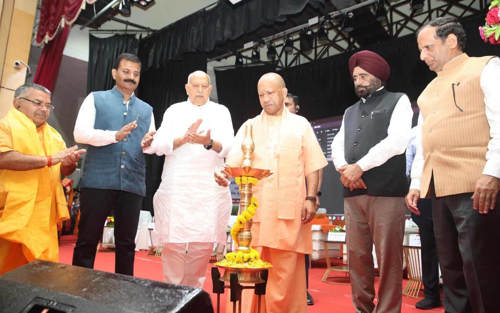 लखनऊ में आयोजित छठे उत्तर प्रदेश कृषि विज्ञान कांग्रेस में मुख्यमंत्री योगी आदित्यनाथ ने ‘कृषि वैज्ञानिक सम्मान योजना 2025-26’ के अंतर्गत 15 वैज्ञानिकों को सम्मानित किया। साथ ही 30 अन्य उत्कृष्ट वैज्ञानिकों को भी पुरस्कार मिला। कार्यक्रम में कृषि नवाचार, आधुनिक तकनीक और शोध पर चर्चा हुई तथा कई पुस्तिकाओं का विमोचन किया गया।