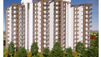 वाराणसी पुलिस लाइन में पुलिसकर्मियों के लिए 11 मंजिला आधुनिक आवासीय परिसर बनाया जा रहा है। 192 टाइप-2 फ्लैट्स से युक्त यह परियोजना करीब 2674 लाख रुपये की लागत से तैयार होगी। इसमें पार्किंग, एसटीपी, हरियाली और जल सुविधा जैसी व्यवस्थाएं होंगी। इससे पुलिसकर्मियों के जीवन स्तर में सुधार और मनोबल बढ़ेगा, जिससे बेहतर कानून व्यवस्था सुनिश्चित होगी।