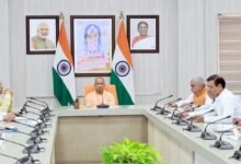 लखनऊ में हुई समीक्षा बैठक में मुख्यमंत्री योगी आदित्यनाथ ने बुनकरों की आय और आजीविका सुदृढ़ करने के लिए क्लस्टर आधारित नई कार्ययोजना तैयार करने के निर्देश दिए। उन्होंने कच्चे माल की लागत, तकनीकी कमी और सीमित बाजार पहुंच जैसी समस्याओं के समाधान पर जोर दिया। क्लस्टरों को डिजाइन, ब्रांडिंग, पैकेजिंग और मार्केटिंग से जोड़ने की बात कही। साथ ही ई-कॉमर्स, सौर ऊर्जा और कौशल प्रशिक्षण के जरिए बुनकरों को सशक्त बनाने पर विशेष ध्यान देने के निर्देश दिए।