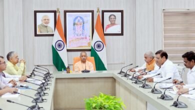 लखनऊ में हुई समीक्षा बैठक में मुख्यमंत्री योगी आदित्यनाथ ने बुनकरों की आय और आजीविका सुदृढ़ करने के लिए क्लस्टर आधारित नई कार्ययोजना तैयार करने के निर्देश दिए। उन्होंने कच्चे माल की लागत, तकनीकी कमी और सीमित बाजार पहुंच जैसी समस्याओं के समाधान पर जोर दिया। क्लस्टरों को डिजाइन, ब्रांडिंग, पैकेजिंग और मार्केटिंग से जोड़ने की बात कही। साथ ही ई-कॉमर्स, सौर ऊर्जा और कौशल प्रशिक्षण के जरिए बुनकरों को सशक्त बनाने पर विशेष ध्यान देने के निर्देश दिए।