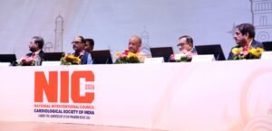 लखनऊ में आयोजित एनआईसी-2026 सम्मेलन में डॉ. शरत चंद्रा ने वर्ष 2005 की एक घटना साझा करते हुए बताया कि कैसे स्वास्थ्य सेवाओं की सीमाएं बदलकर आज उत्तर प्रदेश में ‘हृदय सेतु’ जैसी पहल से हर जिले तक जीवनरक्षक सुविधाएं पहुंच गई हैं। अब मरीजों को समय और दूरी से जूझना नहीं पड़ता।