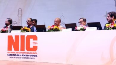 लखनऊ में आयोजित एनआईसी-2026 सम्मेलन में डॉ. शरत चंद्रा ने वर्ष 2005 की एक घटना साझा करते हुए बताया कि कैसे स्वास्थ्य सेवाओं की सीमाएं बदलकर आज उत्तर प्रदेश में ‘हृदय सेतु’ जैसी पहल से हर जिले तक जीवनरक्षक सुविधाएं पहुंच गई हैं। अब मरीजों को समय और दूरी से जूझना नहीं पड़ता।