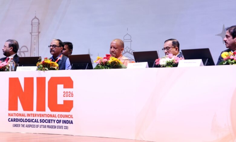 लखनऊ में आयोजित एनआईसी-2026 सम्मेलन में डॉ. शरत चंद्रा ने वर्ष 2005 की एक घटना साझा करते हुए बताया कि कैसे स्वास्थ्य सेवाओं की सीमाएं बदलकर आज उत्तर प्रदेश में ‘हृदय सेतु’ जैसी पहल से हर जिले तक जीवनरक्षक सुविधाएं पहुंच गई हैं। अब मरीजों को समय और दूरी से जूझना नहीं पड़ता।